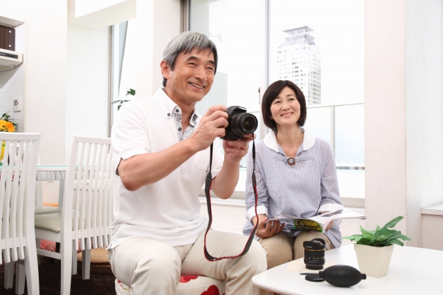 一眼レフカメラを習うシニア男性